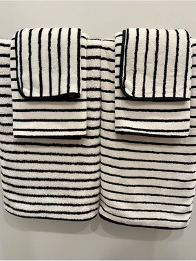 *NEW Striped Black and White Bath Towel Set